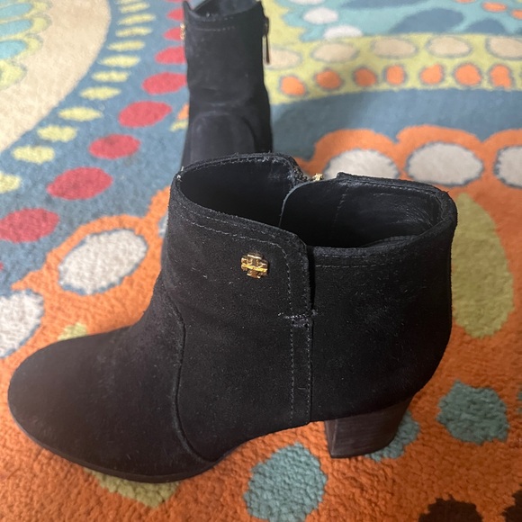 Tory Burch Black Suede Bootie Angle Boot Chunky Heel size 6.5 Excellent - Picture 1 of 4